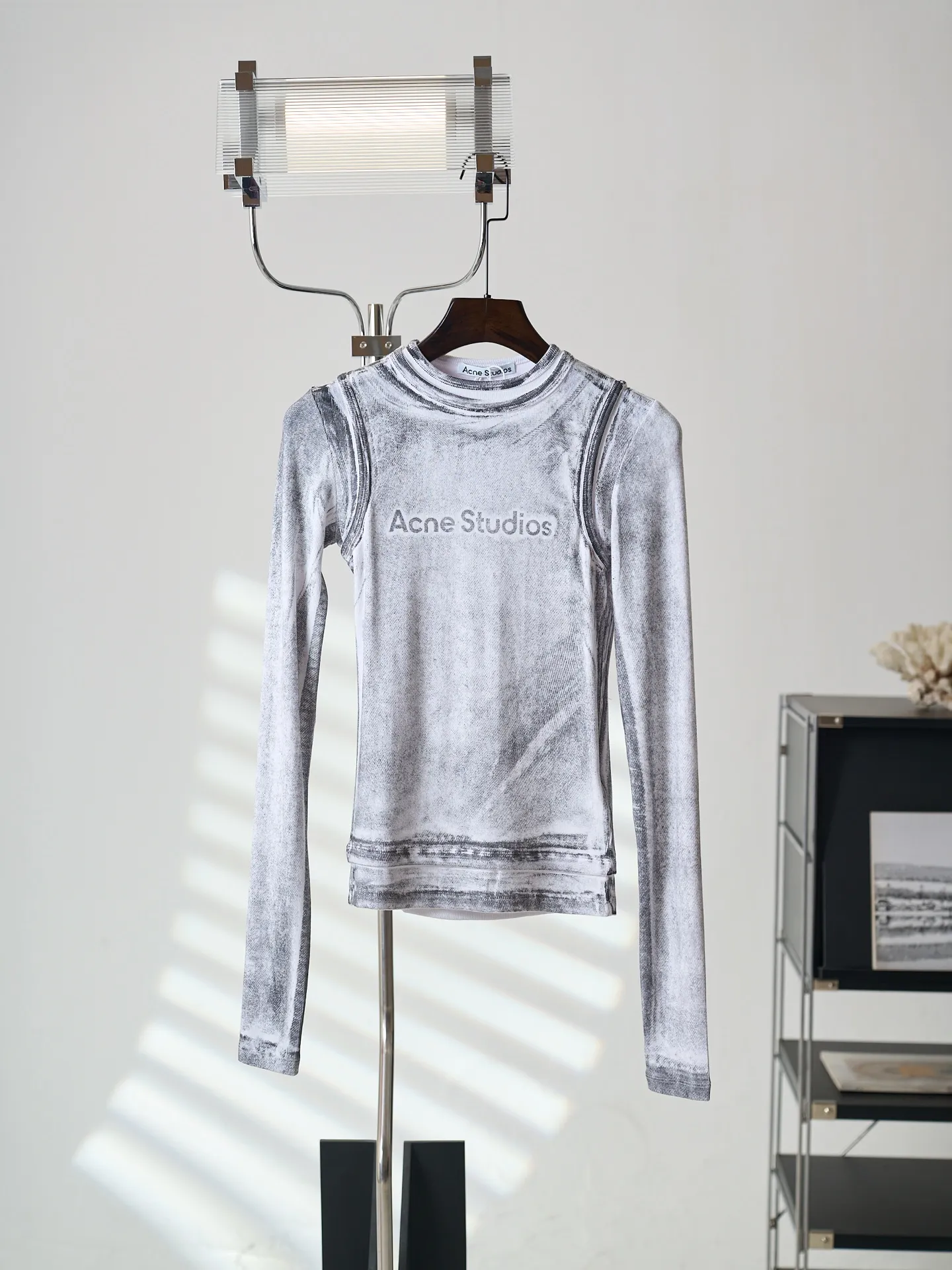 [Real product hanging] Acne Studios fake two-piece logo printed long-sleeved T-shirt (women) [In Stock] S M L custom sand-washed stretch rib knit, light, smooth, comfortable and Breathable. The cold-toned smoky white comes with a cool nubuck texture buff, the charcoal ink texture is diffused, and the plain gray layers form its own style. The iconic Acne Studios logo print is placed in the center of the chest to strengthen the visual memory point. The 3D mottled print that spreads randomly creates a contrast between movement and static, creating a hazy mottled atmosphere where reality and reality are intertwined. The neat and narrow long sleeves extend the arm lines, the small stand-up collar design modifies the neck contour, and the just-right length increases the waistline proportion and outlines a smooth hourglass figure. Tailored to shape curves, the body shape is naturally elegant. 1. Digital inkjet etching printing technology uses micron-level fine ink dots to be sprayed in an irregular and dispersed manner. The ink dots are embedded between the yarns along the vertical grooves of the threads, and the virtual and real colors are interlaced to create a natural replica of the messy and mottled texture worn by vintage clothing for many years. 2. Enzyme washing treatment: The fabrics have been fermented and washed to give them a better feel and texture. They are not easy to deform, shrink or fade. They maintain long-term beauty and fit.